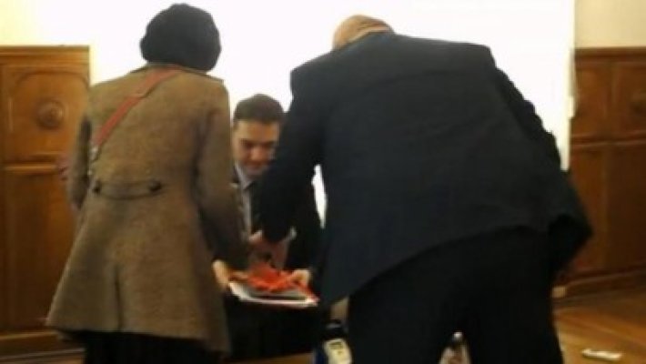 Ministrul Şova, atacat cu roşii la Cluj